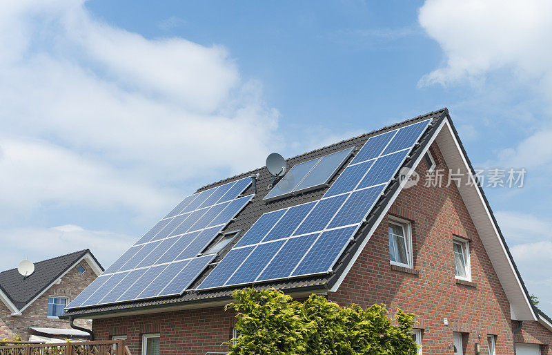 多个太阳能电池板安装在陡峭的屋顶上