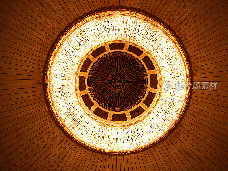 维也纳歌剧院。内部。枝形吊灯。