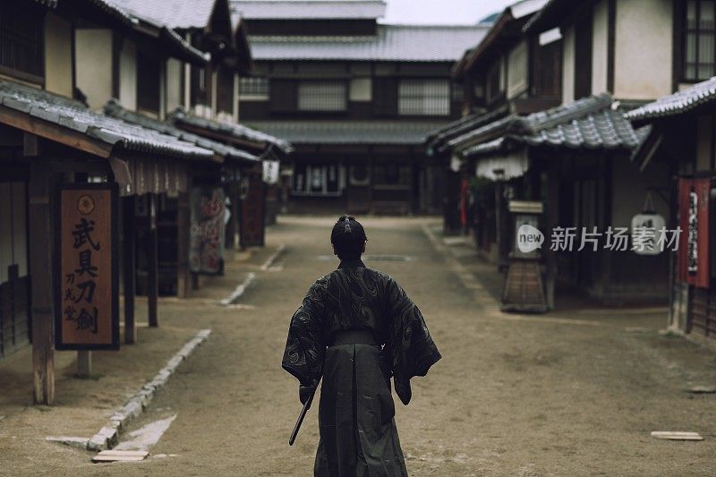 日本村庄里的武士