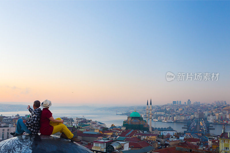 伊斯坦布尔的日出和夫妇坐在屋顶上