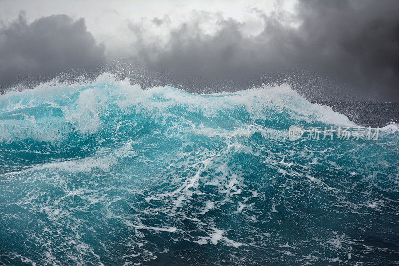 大西洋风暴中的海浪