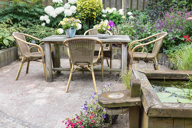装饰花园中的木制桌椅