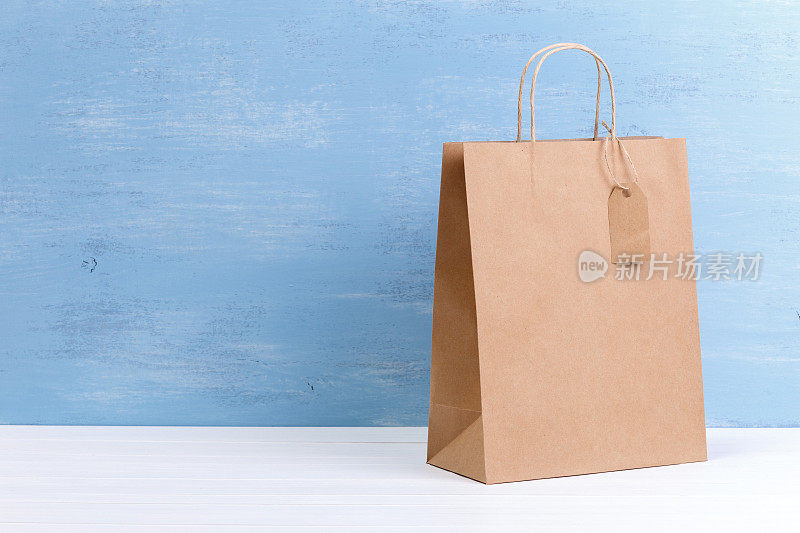 空白购物袋的模型。销售的概念。