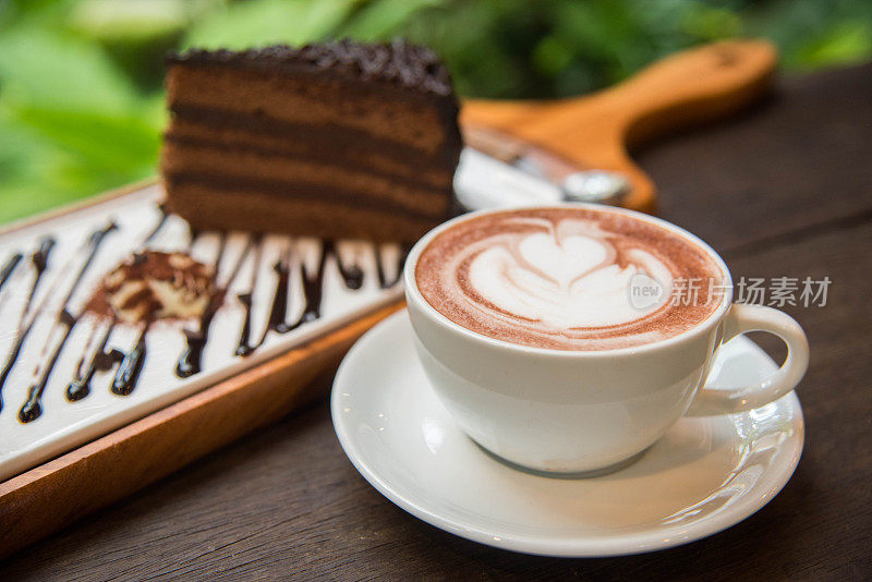 热咖啡和巧克力蛋糕