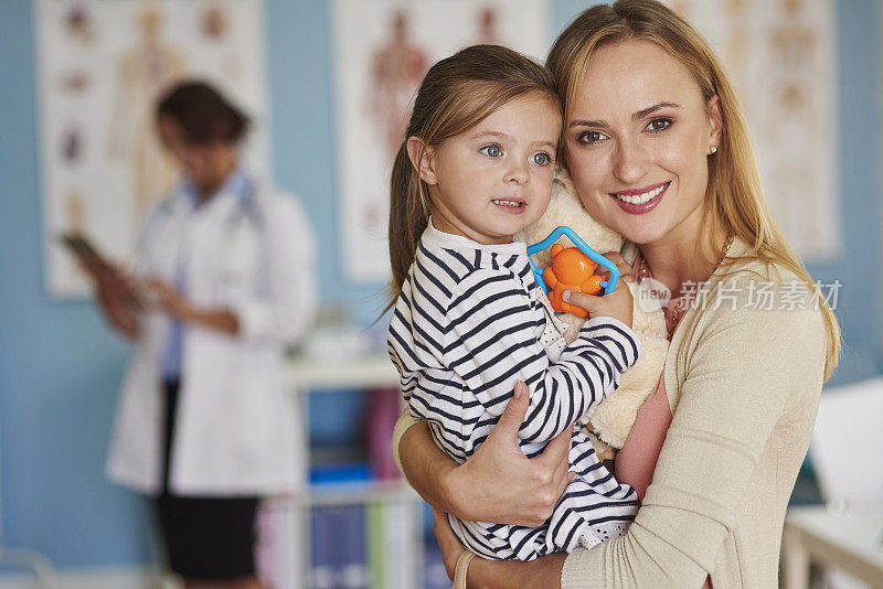 母亲和女儿在医生面前的肖像