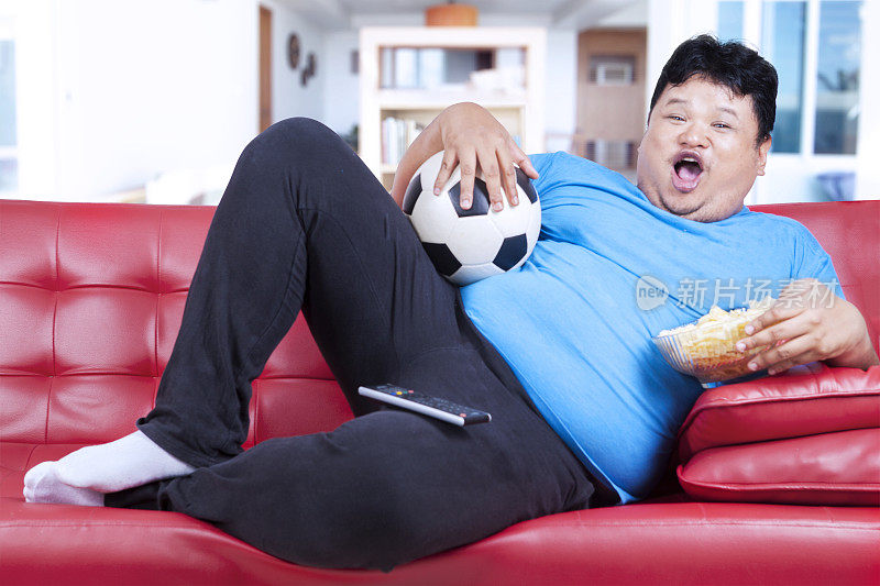 胖男人在看电视足球赛