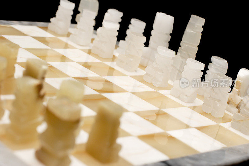 国际象棋石英和大理石对黑在角度