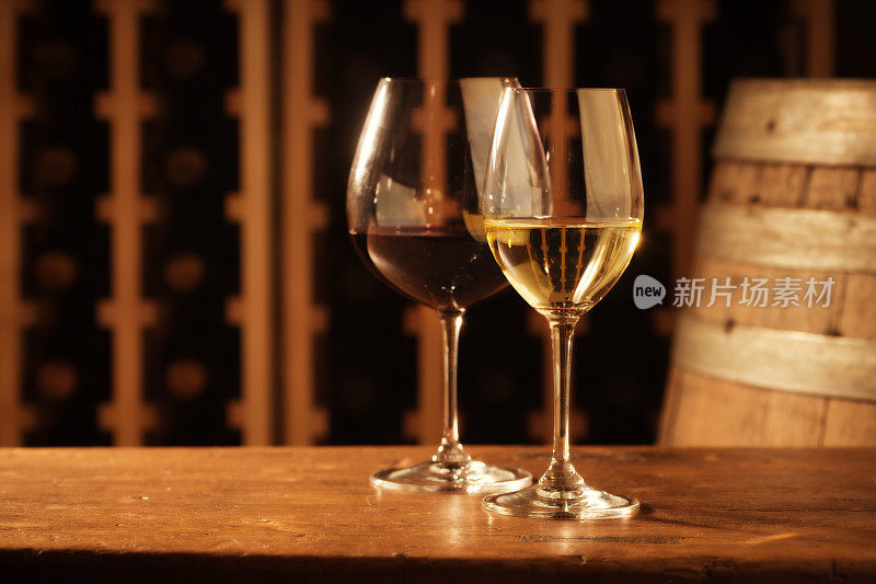 红和白葡萄酒品尝杯由酒窖架，桶