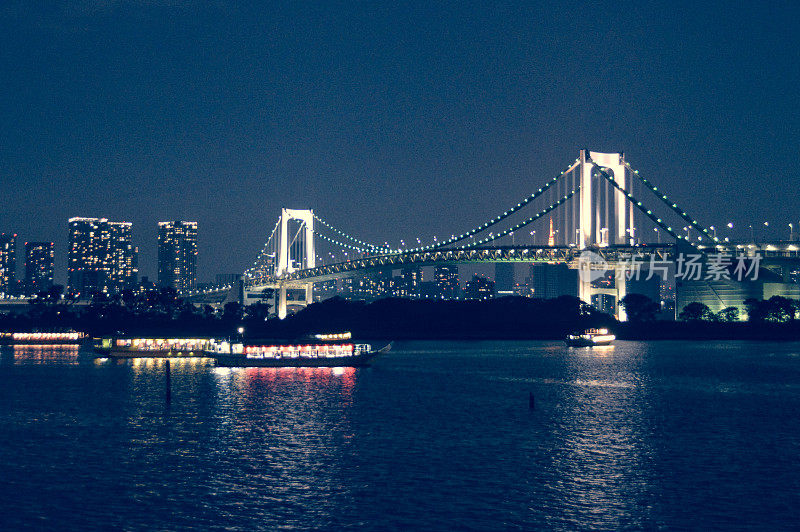 梦幻般的彩虹桥和东京湾