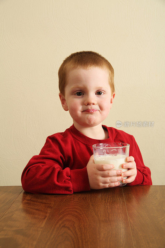 男孩喝牛奶