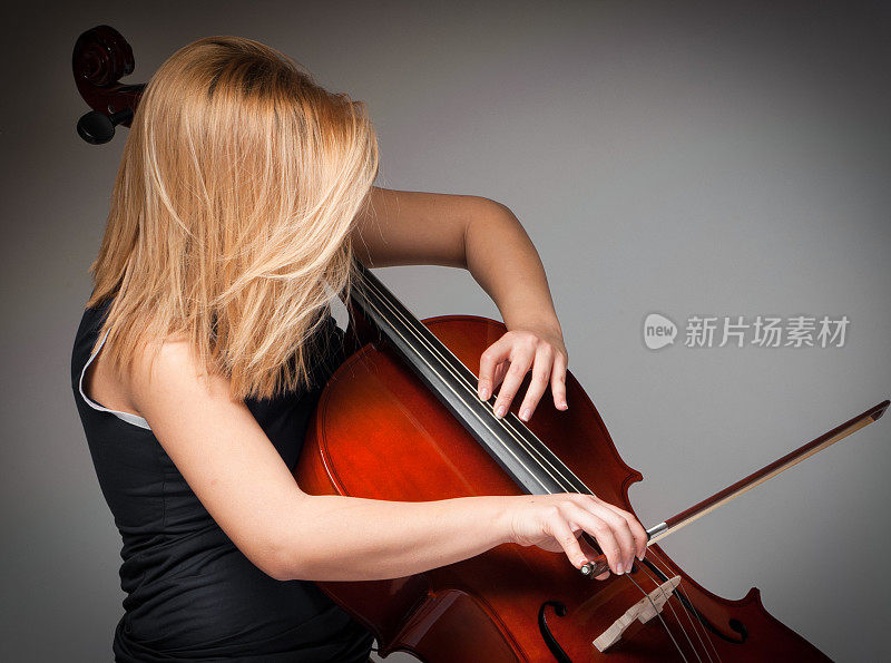 拉大提琴的金发女人