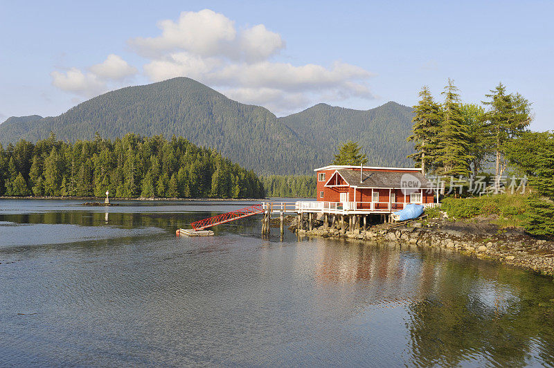 加拿大温哥华岛，托菲诺湾，靠近水的房子。