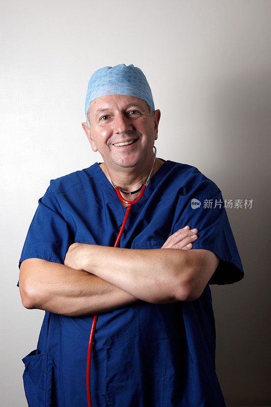 外科医生穿着手术服微笑着
