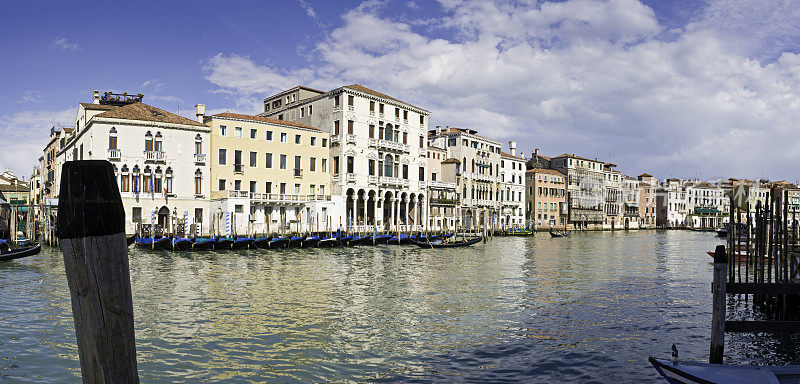 威尼斯全景贡多拉和宫殿在大运河意大利