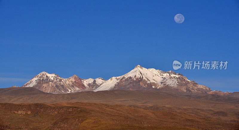月亮落在华卡华卡火山，秘鲁安第斯。