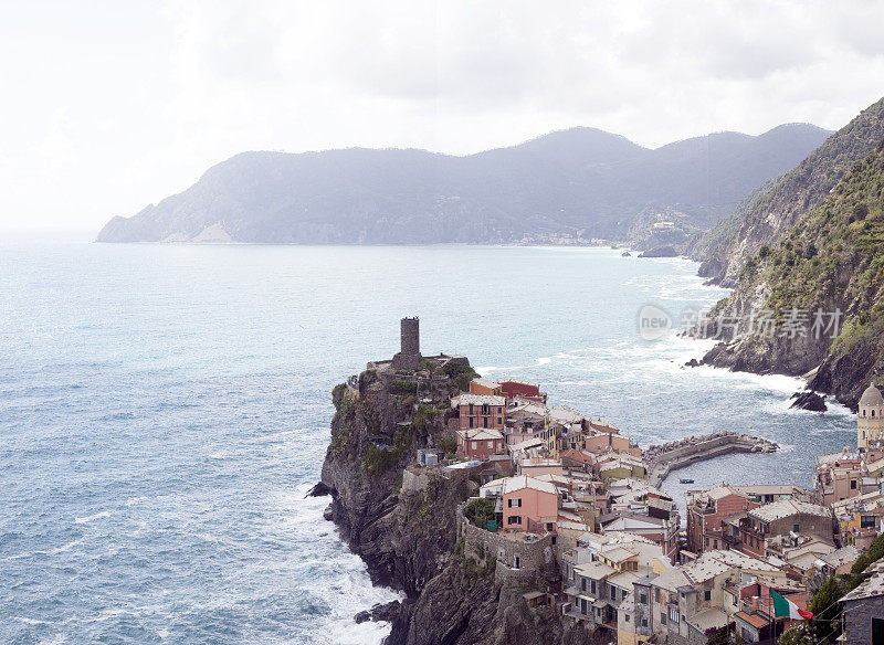 山顶上的Vernazza