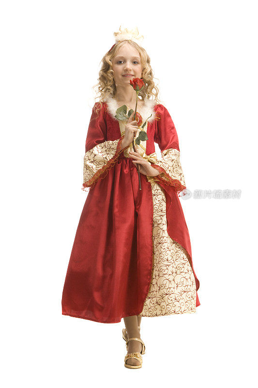 美丽的小女孩穿着公主服装和红玫瑰站在一起。