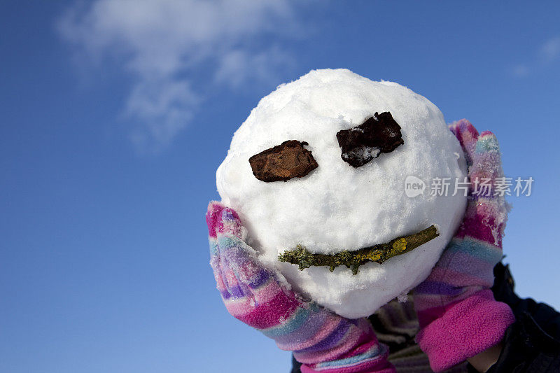 蓝色天空上的雪球头