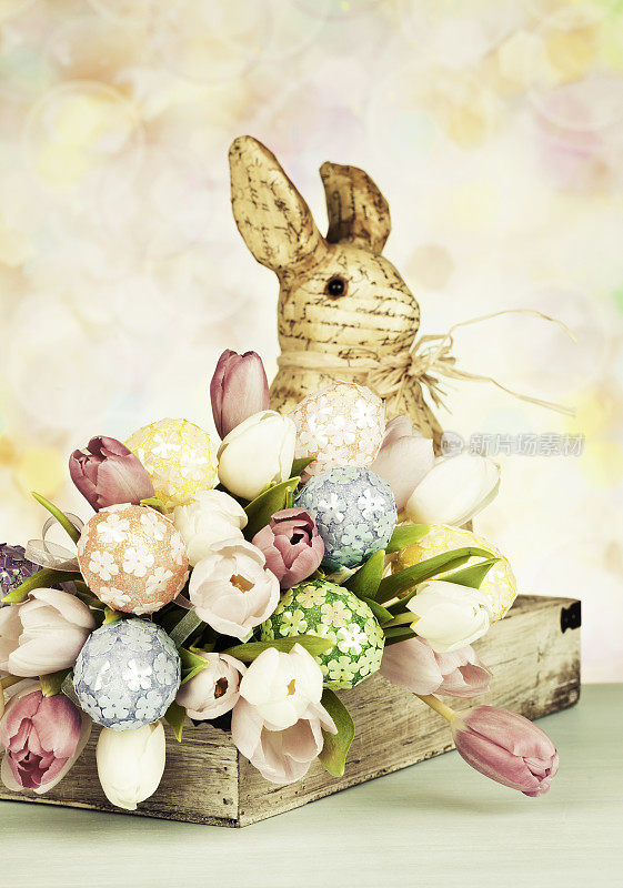郁金香花束，复活节彩蛋和兔子