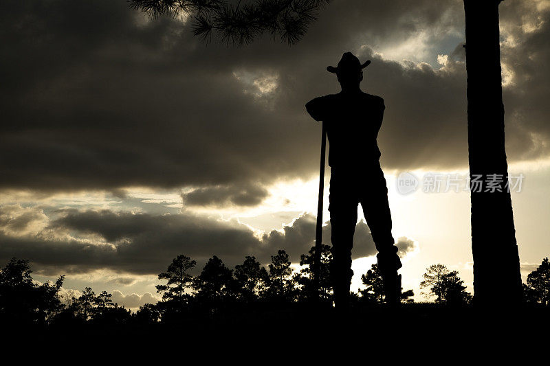 日落时分，一场暴风雨过后，一位农民俯瞰田野