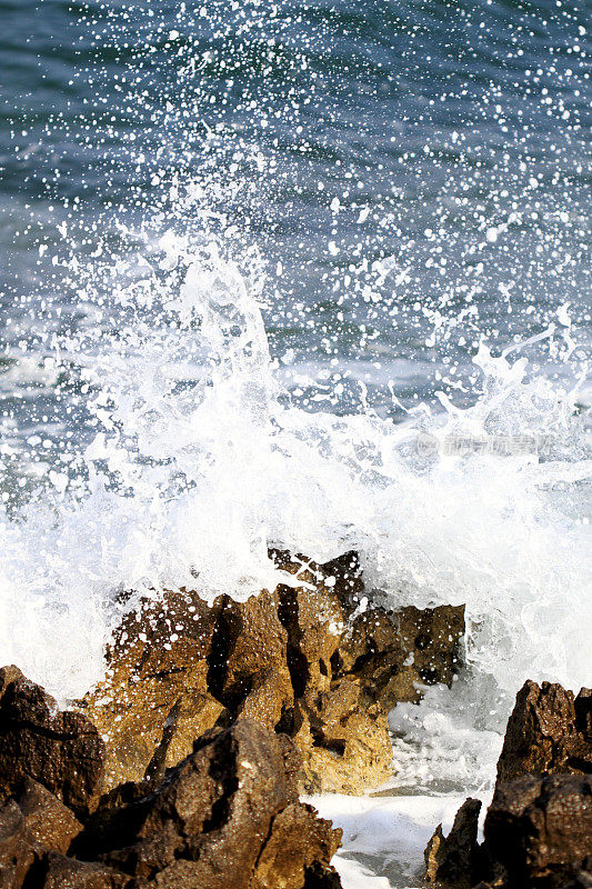 海浪拍击着海岸