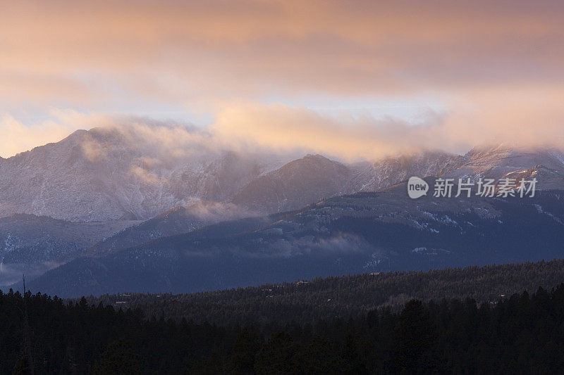 落基山脉的日出