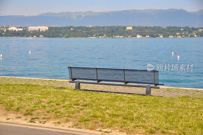日内瓦湖旁边的长椅