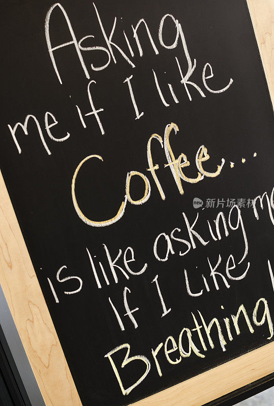 手写的咖啡牌子在黑板上