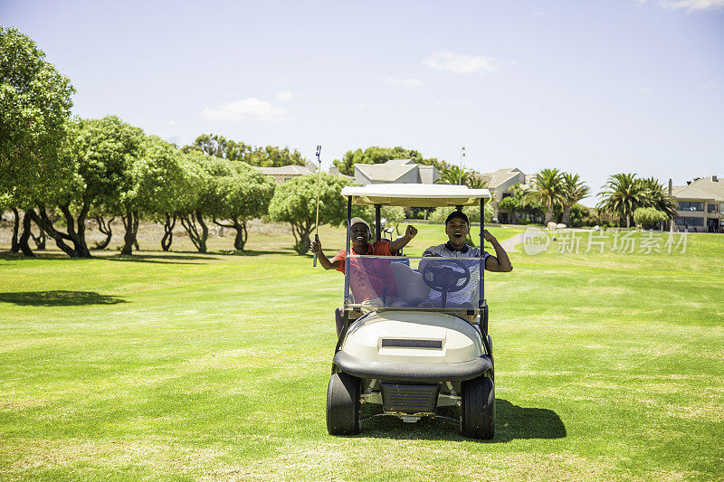 非洲高尔夫球手喜欢驾驶高尔夫球车