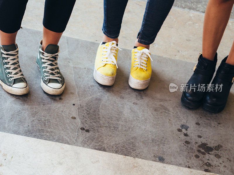 年轻女性和鞋子