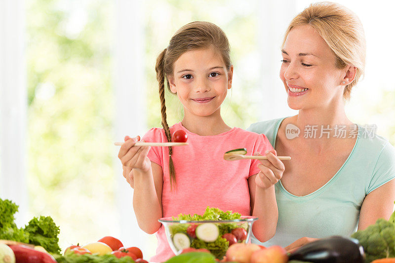 母亲和女儿在准备健康的食物