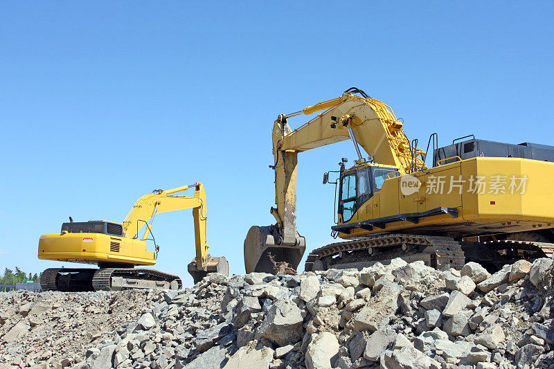 2台挖掘机在一个道路施工现场