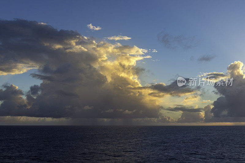 加勒比海上空的太阳、云和雨