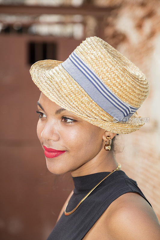 美丽的年轻古巴妇女戴巴拿马帽，哈瓦那，古巴