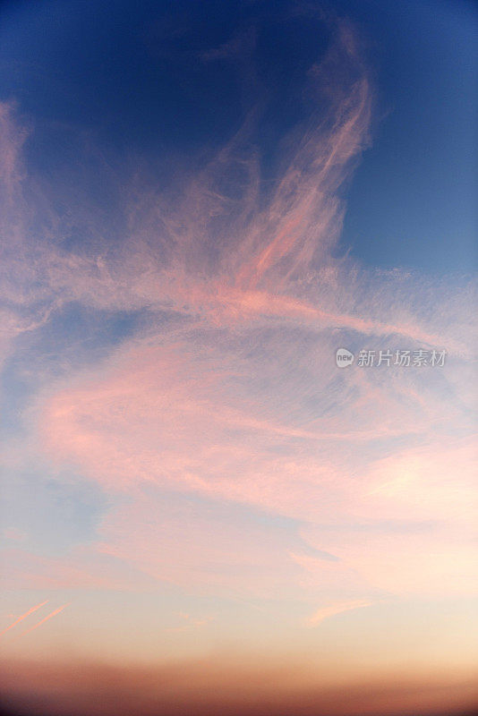 五彩缤纷的天空和夕阳