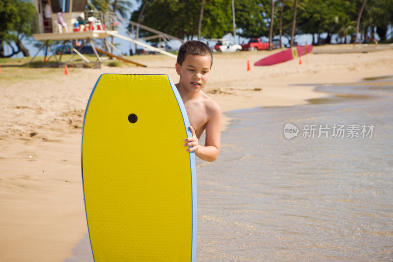 男孩boogie-boarding