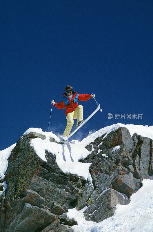 滑雪者从悬崖上跳下