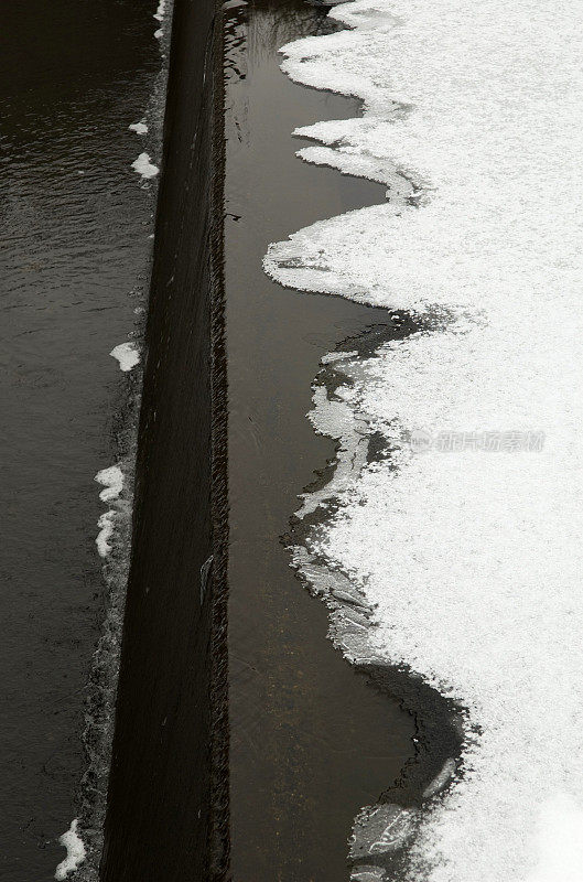 水坝上的冰板