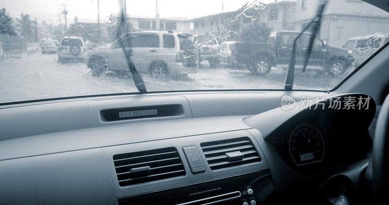 在大雨和洪水中开车