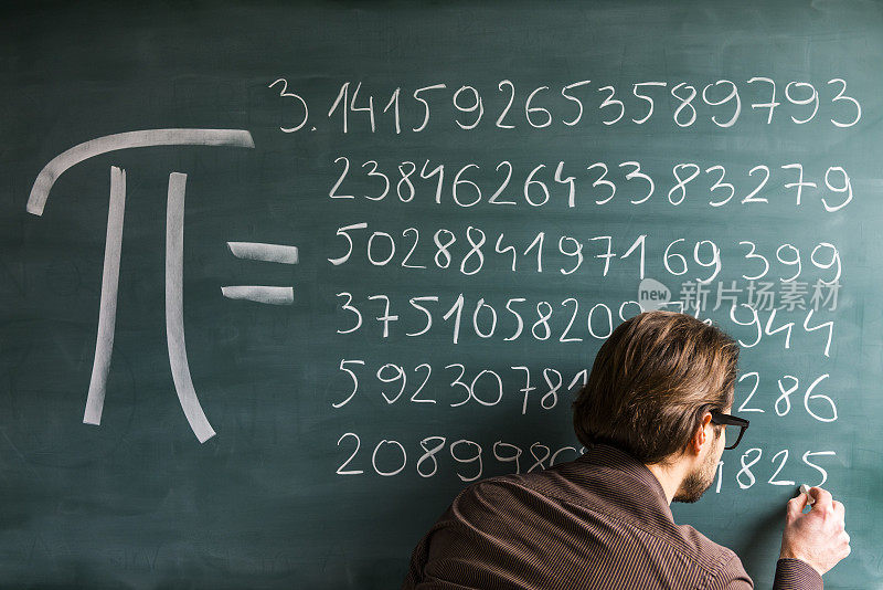 老师、学生、科学家在绿色黑板上手写圆周率