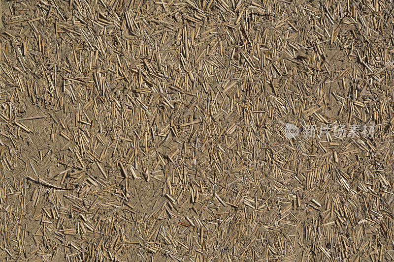 土坯质地，用干稻草和粘土制成的建筑材料