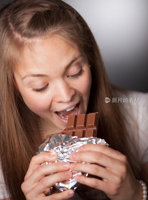 张大嘴巴吃巧克力的女孩