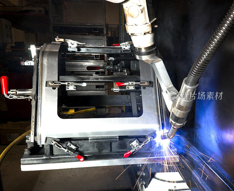 金属制造厂的机器人焊接机