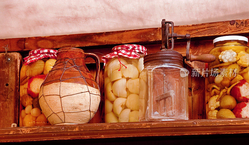 布达佩斯厨房货架上保存的食品罐和搅拌器