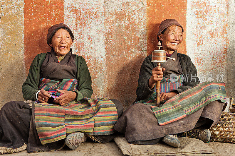 藏族妇女祈祷，Mustang