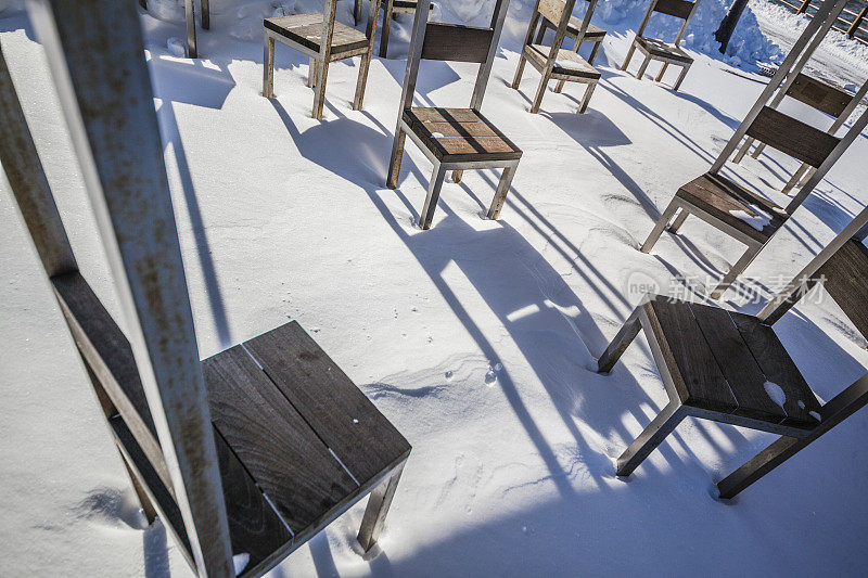 曼哈顿西区。雪地里的公园椅子。