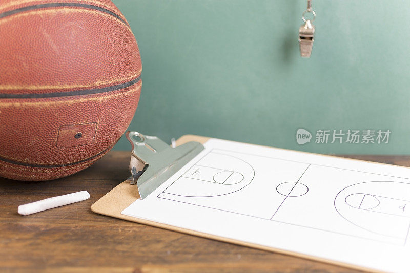 篮球教练为学校运动准备的装备。