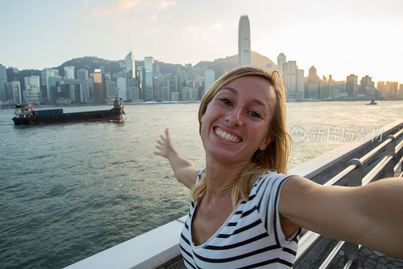 美丽的旅行女郎在香港自拍