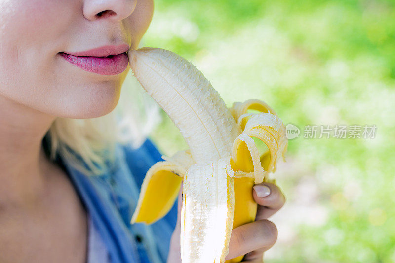 女人吃香蕉，性感，健康，口红，欲望，咬