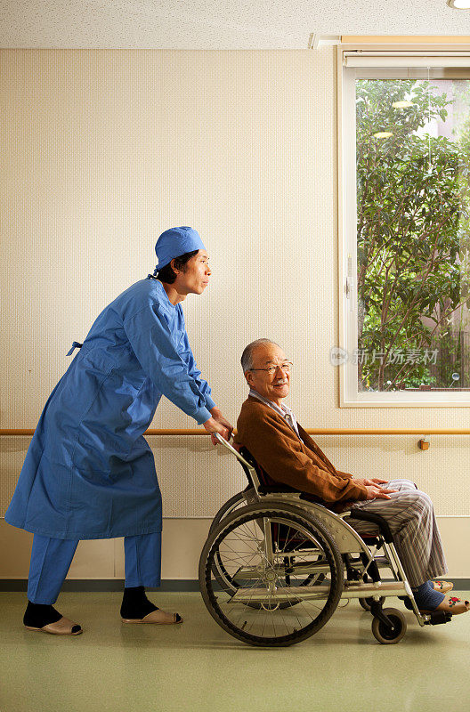 护士和老年病人
